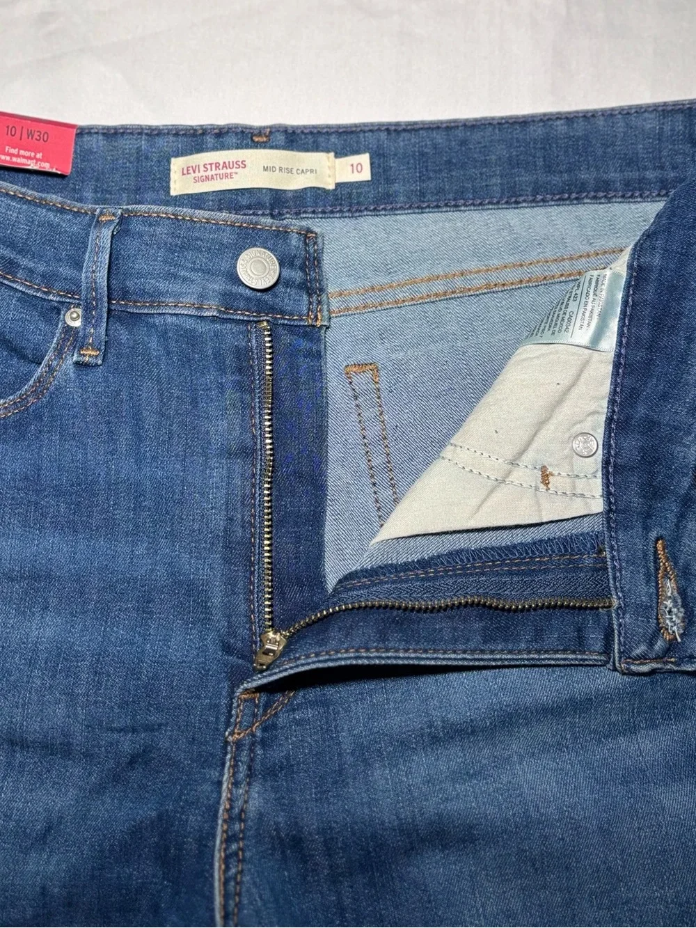 Levi Signature Mid Rise Capri Jeans